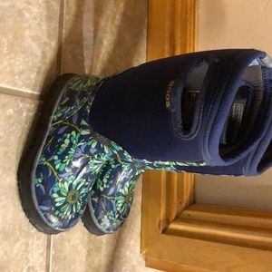 Youth size 11 BOGS